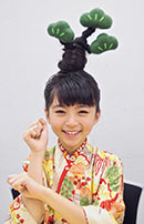 Die kleine Nao Osato wirbt mit Aufsehen erregender Bonsai-Frisur und jugendlichem Charme für Takamatsu-Bonsai. 