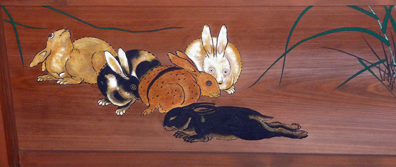 Eine sehr realistisch erscheinende Darstellung einer Kaninchengruppe, ebenfalls auf einen    Holztürrahmen gemalt.  