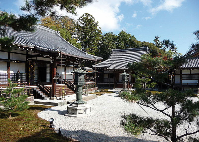 Gebäude des Tempels sind über ein weites Areal verteilt, wobei sich zwischen den Gebäuden verschieden gestaltete Gartenteile befinden.  